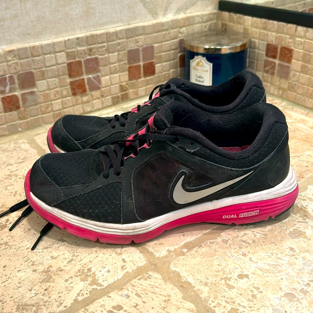 Women’s Size 8.5 Nike Dual Fusion Run Sneakers Black and Pink